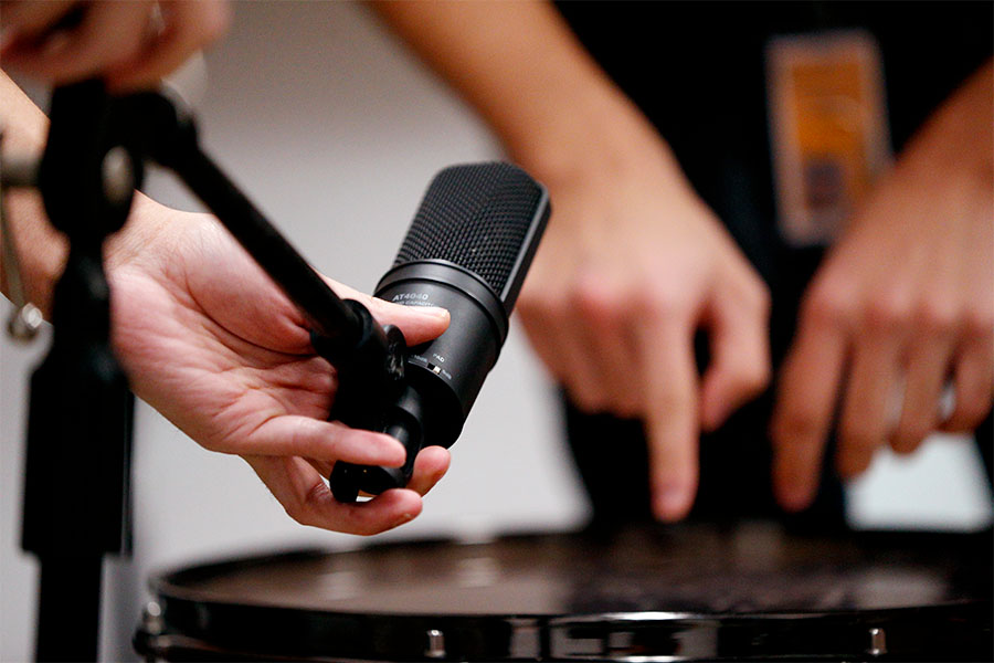USV Audio Recording students setting up a microphone and a turntable.